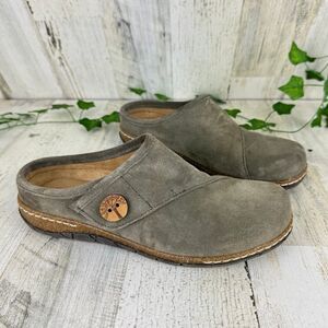 Earth Women's 8 Ezra Round Toe Suede Casual Slip-On Flat Clogs Green